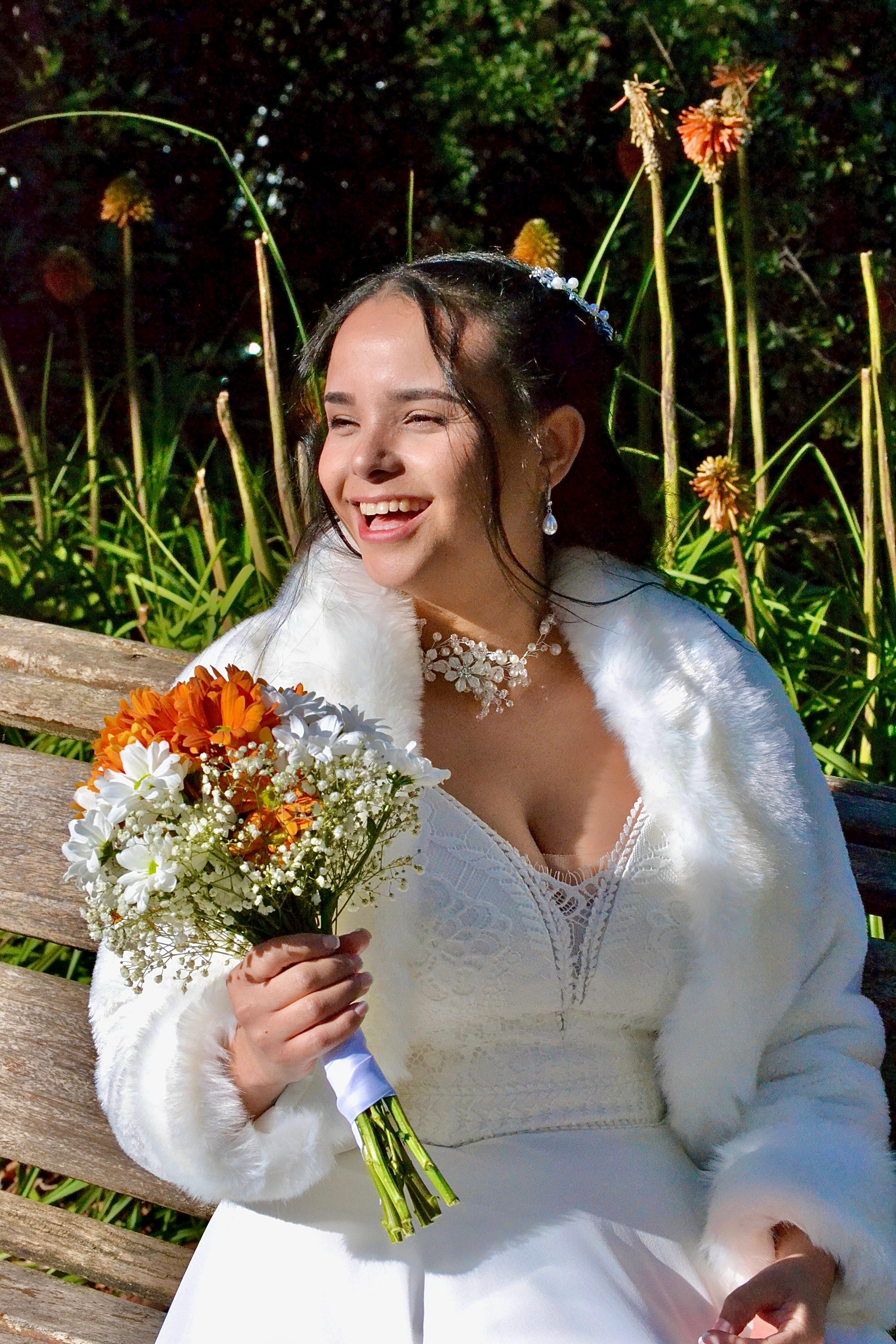 Novia radiante con ramo de flores — maquillaje por Daar MUA