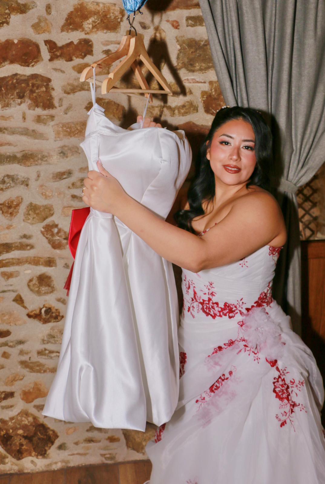 Novia con vestido rojo — maquillaje profesional Daar MUA