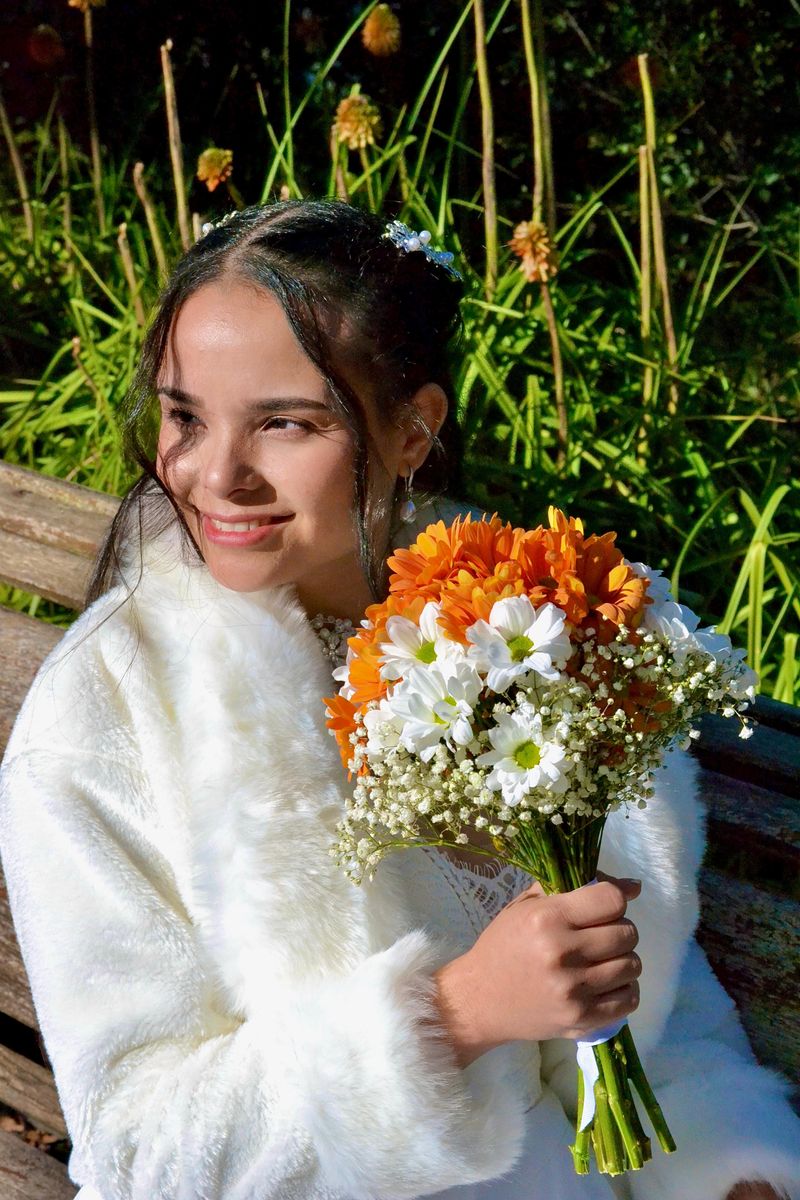 Novia con piel radiante y luminosa el día de su boda en Barcelona