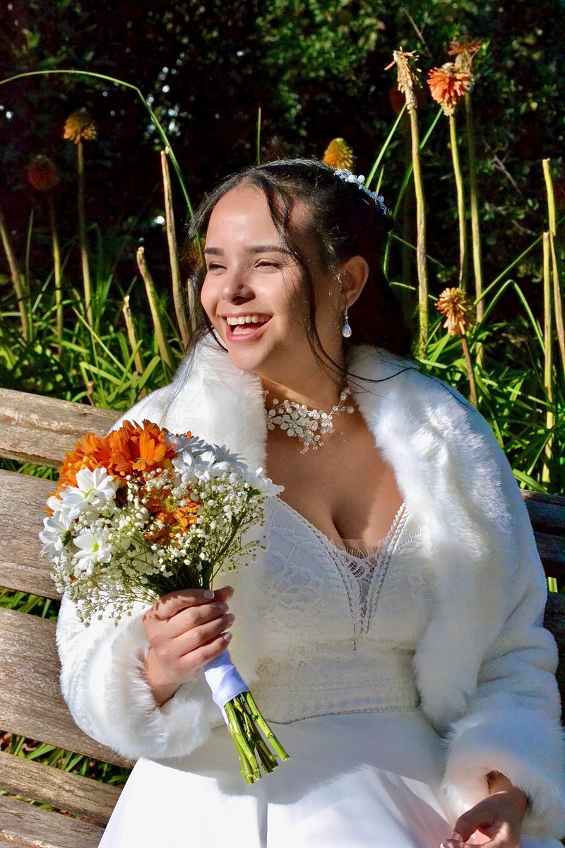 Novia feliz con maquillaje perfecto — evitando errores comunes de maquillaje nupcial