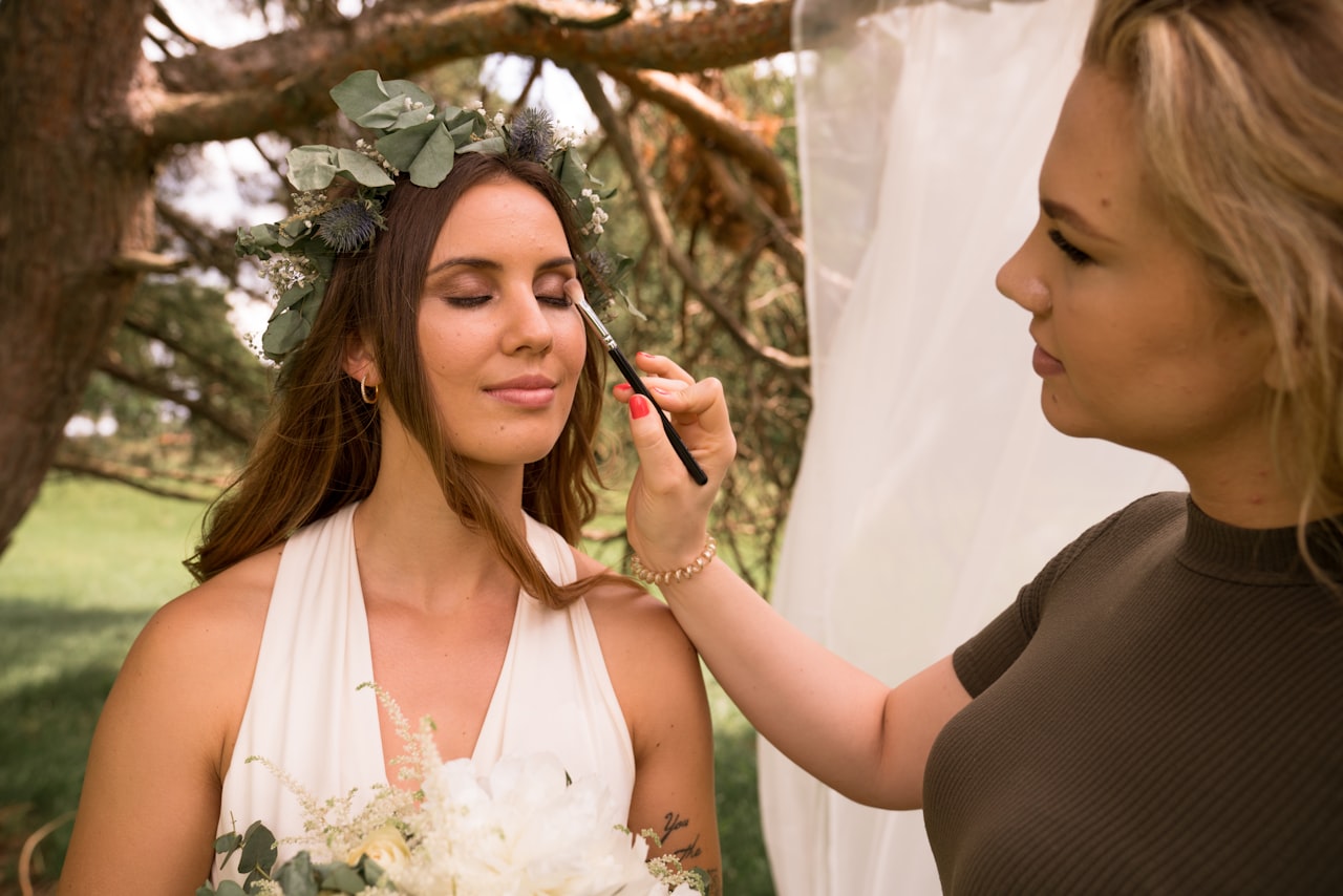 Maquillaje para boda civil en Barcelona con piel luminosa y look natural