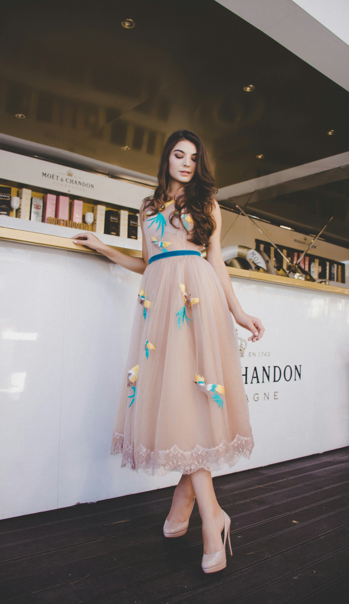 Maquillaje de invitada a boda en Barcelona con piel luminosa y look elegante